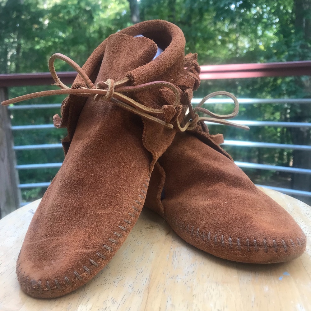 Suede Minnetonka Moccasin- Men’s Classic Fringe Softsole Boot